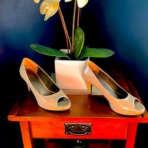 Peep toe Bandolino heels